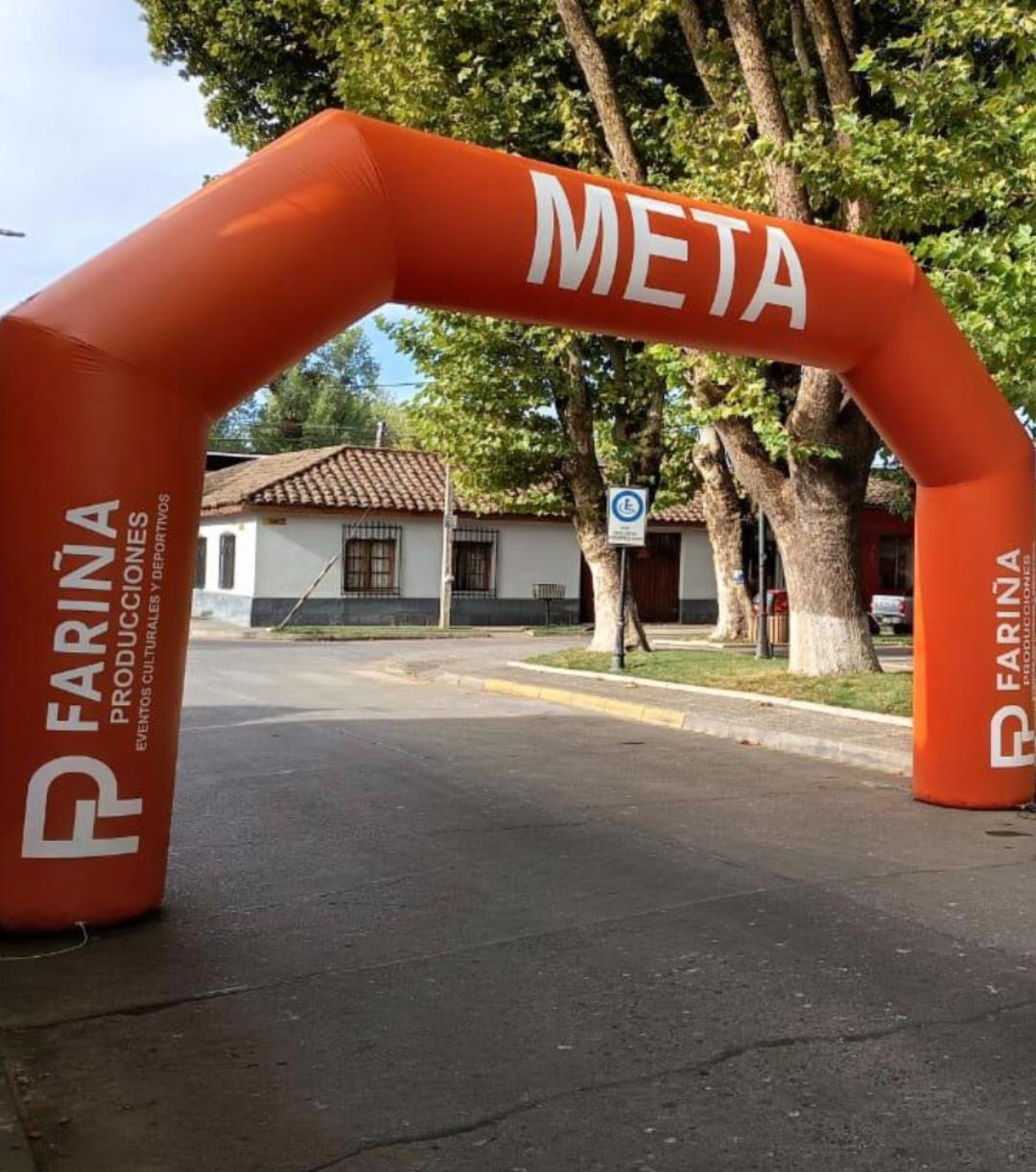Arco inflable de Meta naranja Fariña Producciones